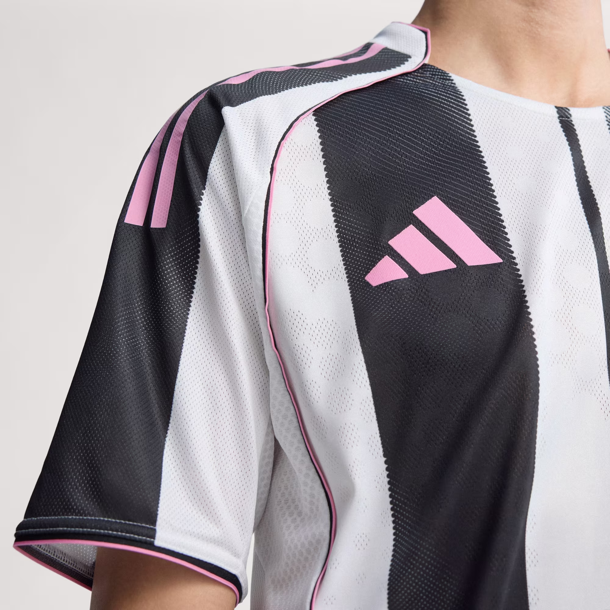 Camisa Juventus I Versão Jogador – 2025/26 - Imagem 3